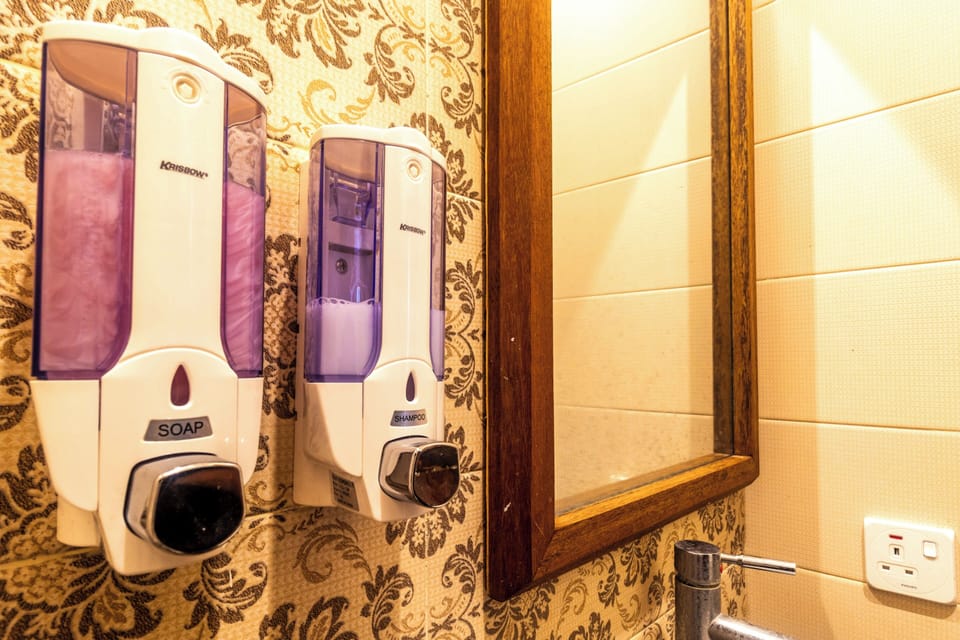 Balinese Room | Bathroom amenities | Shower, rainfall showerhead, towels, soap