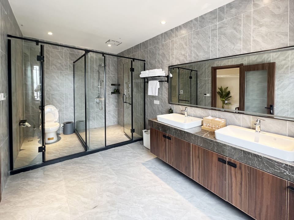 Family Double or Twin Room | Bathroom | Shower, rainfall showerhead, free toiletries, hair dryer