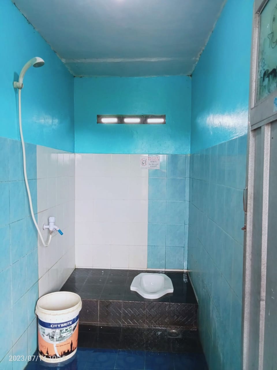 Economy Room | Bathroom | Shower, rainfall showerhead, towels