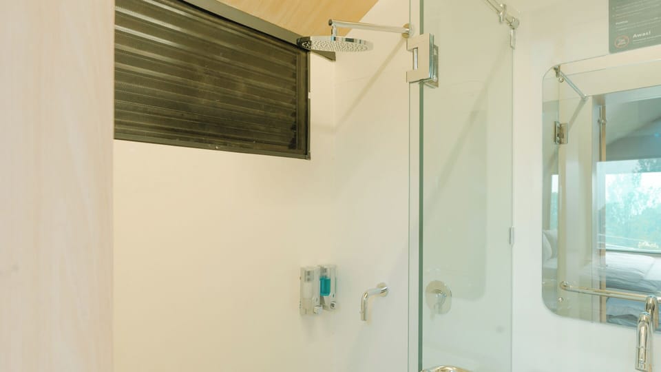 Executive Room | Bathroom | Shower, bidet, towels, soap