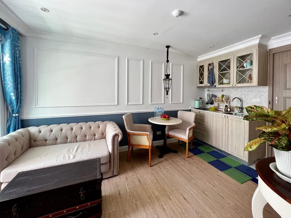 Condo, 1 Bedroom, Pool View | Living area