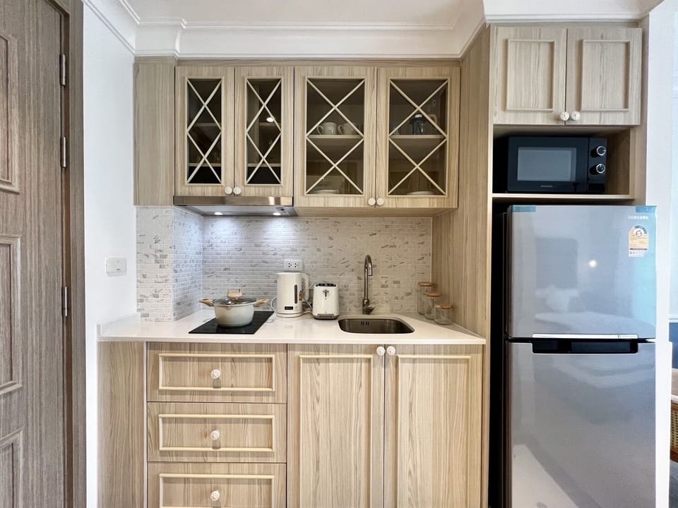 Deluxe Studio | Private kitchen | Fridge, microwave, stovetop, electric kettle