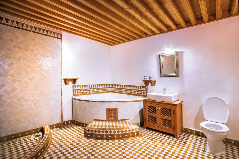 Family Quadruple Room | Bathroom | Hair dryer (on request), towels, soap, shampoo