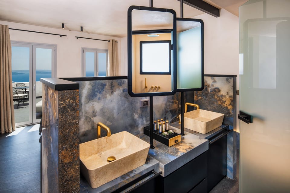 Suite outdoor Tub Sea View | Bathroom | Shower, hair dryer, slippers, towels