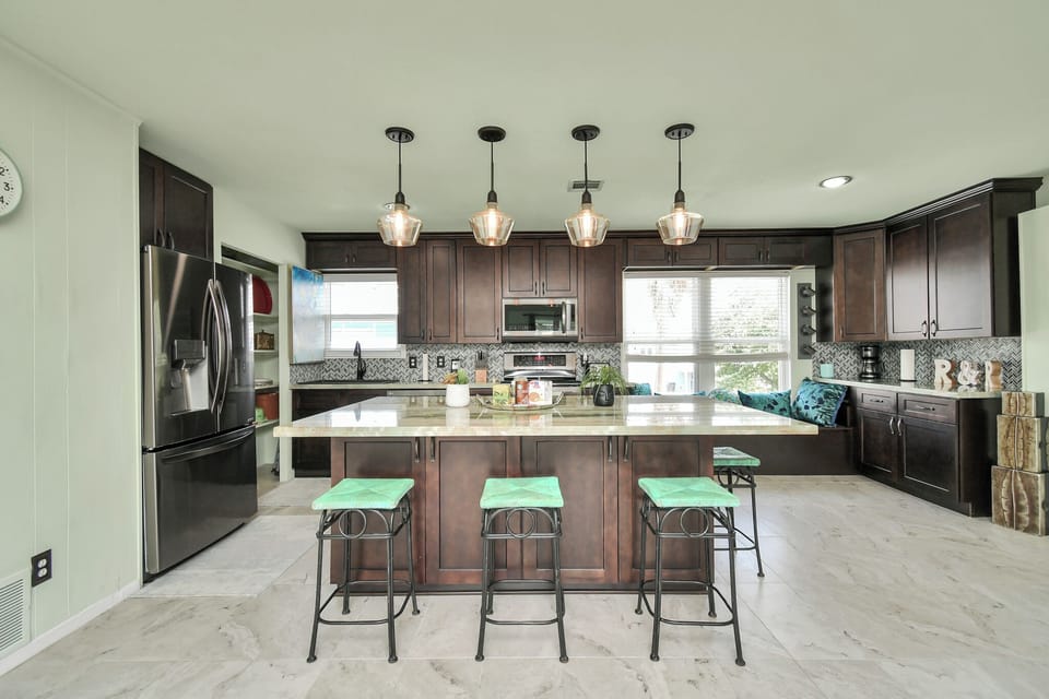 Plenty of room in the kitchen for moving around & whipping up delicious meals.