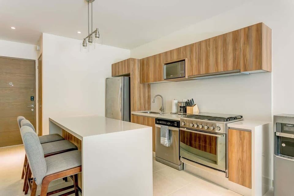 Fully-equipped kitchen and breakfast bar!