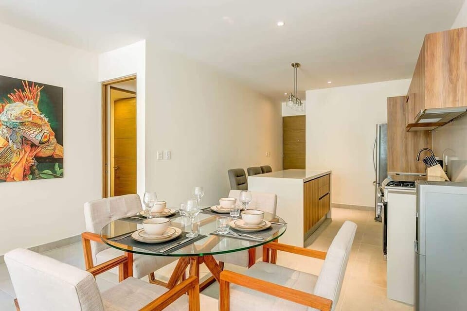 Dining table for 4 plus 3 extra cushioned seats at the breakfast bar!