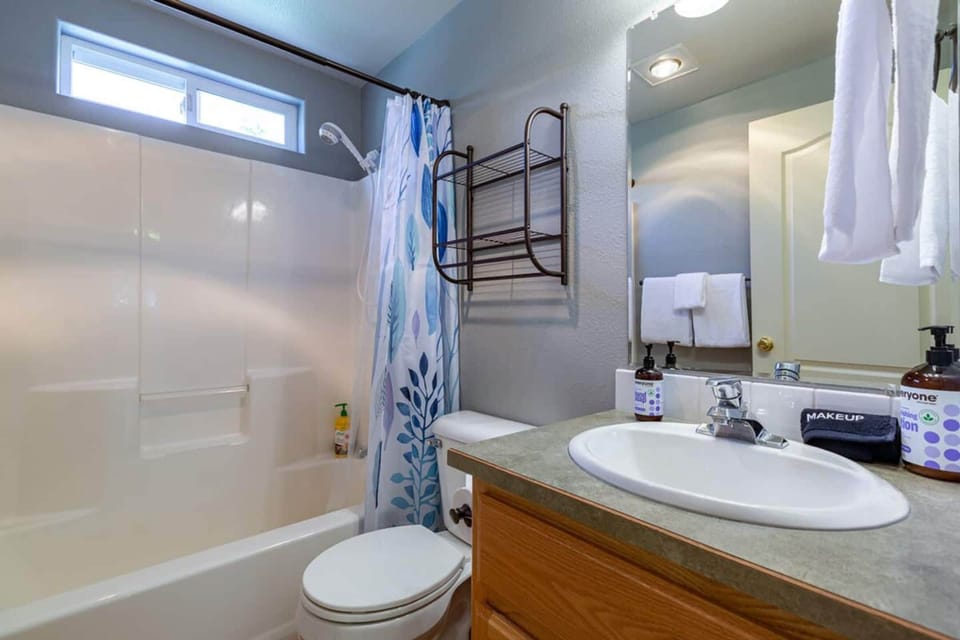 Backyard Oasis 8min to Town Fast Wi-fi House in Bend