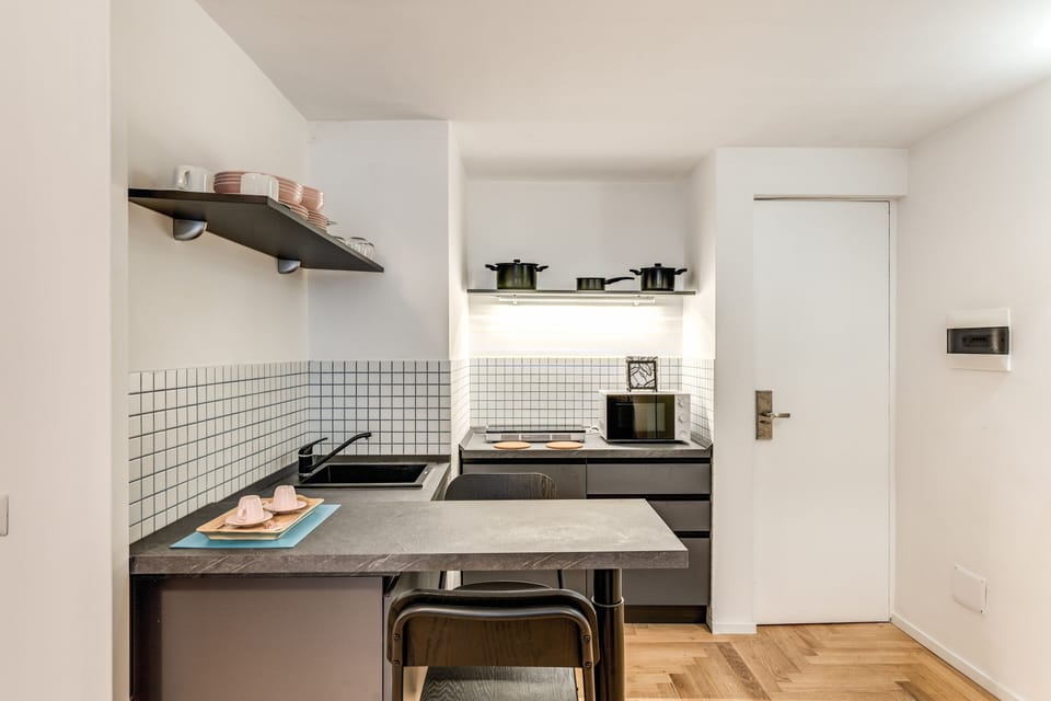 Standard Triple Room | Private kitchen | Electric kettle