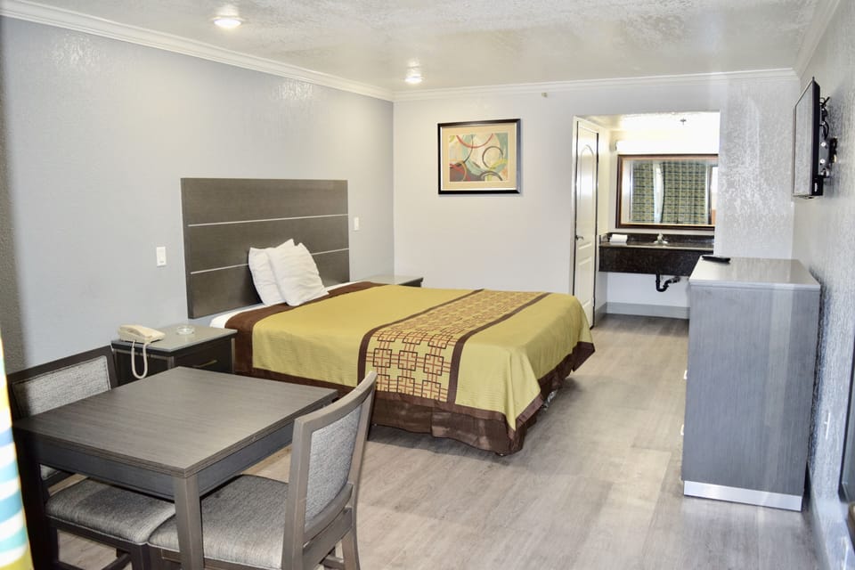 Standard Room | Desk, iron/ironing board, free WiFi, bed sheets