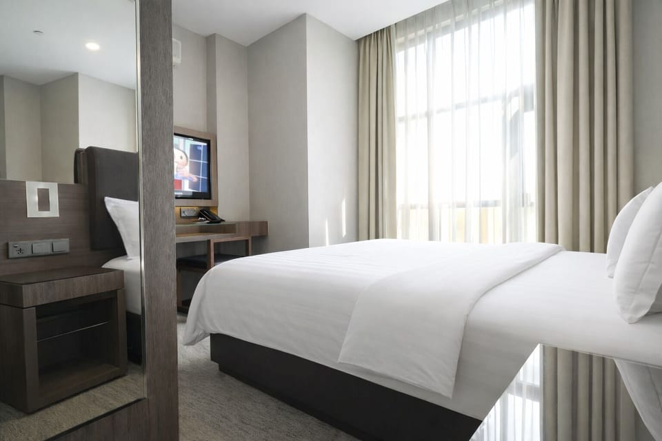 Deluxe Queen/King | In-room safe, desk, laptop workspace, WiFi (free)