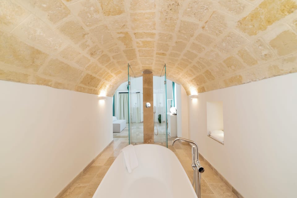 Deluxe Room | Bathroom | Hair dryer, bidet, towels, soap