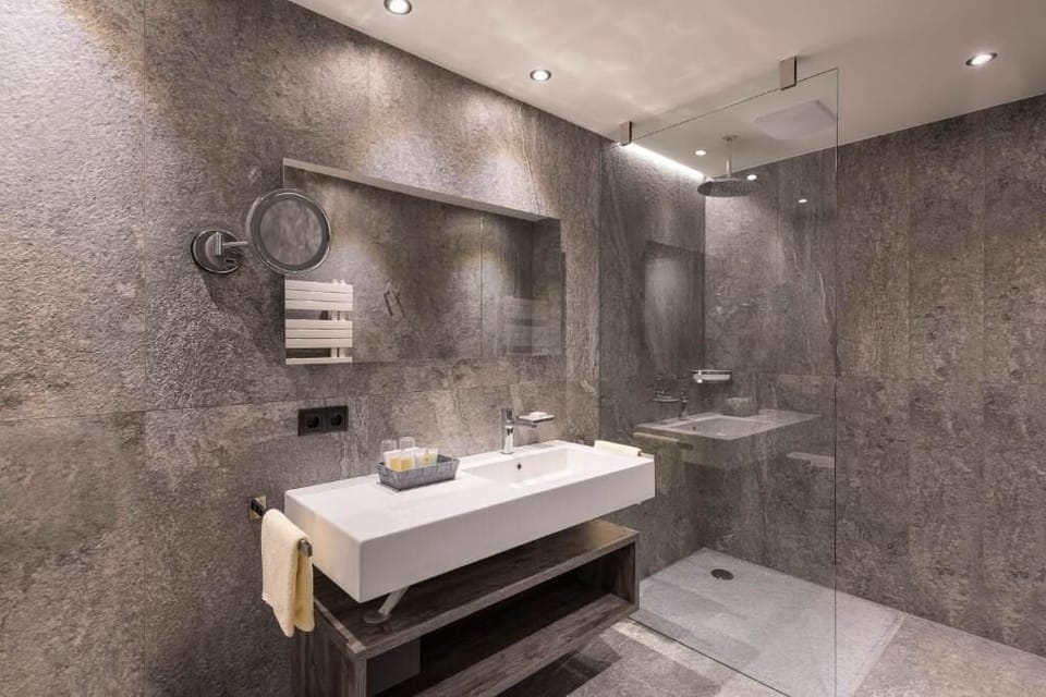 Superior Suite | Bathroom | Hair dryer, bathrobes, slippers, towels