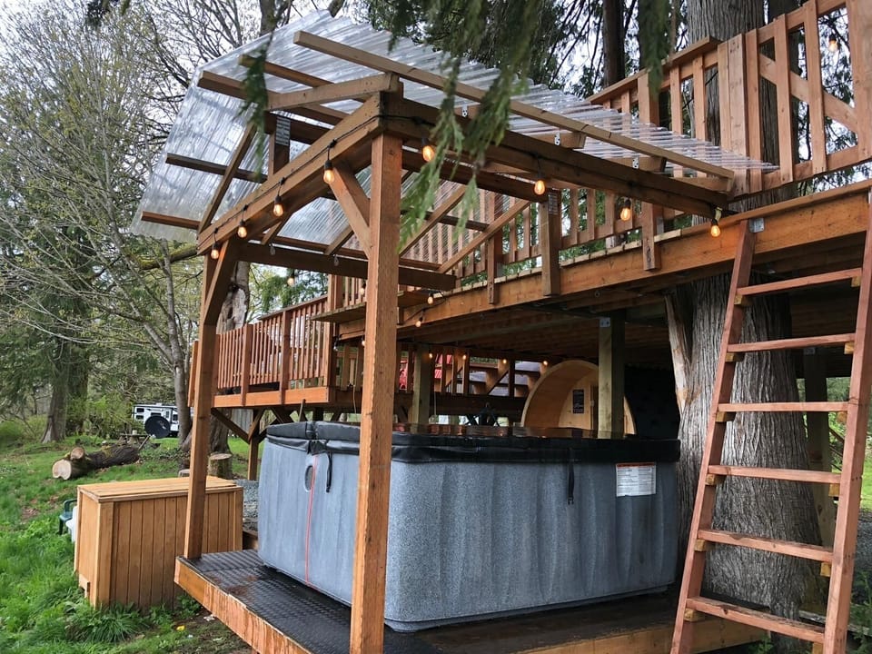 Outdoor spa tub