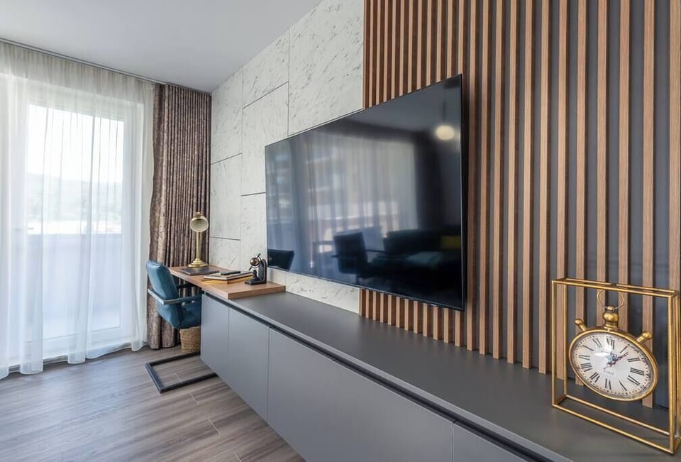 Living room with a sofa bed, Smart TV with access to Netflix and Amazon Prime, dedicated workspace and balcony with a view 
