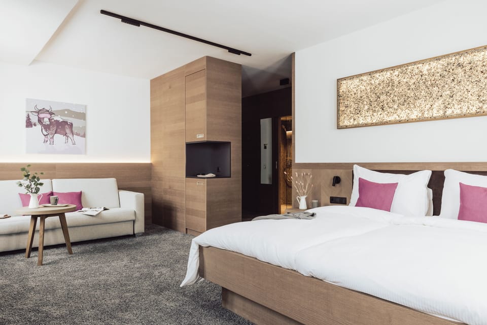 Deluxe Double Room | In-room safe, desk, free WiFi, bed sheets