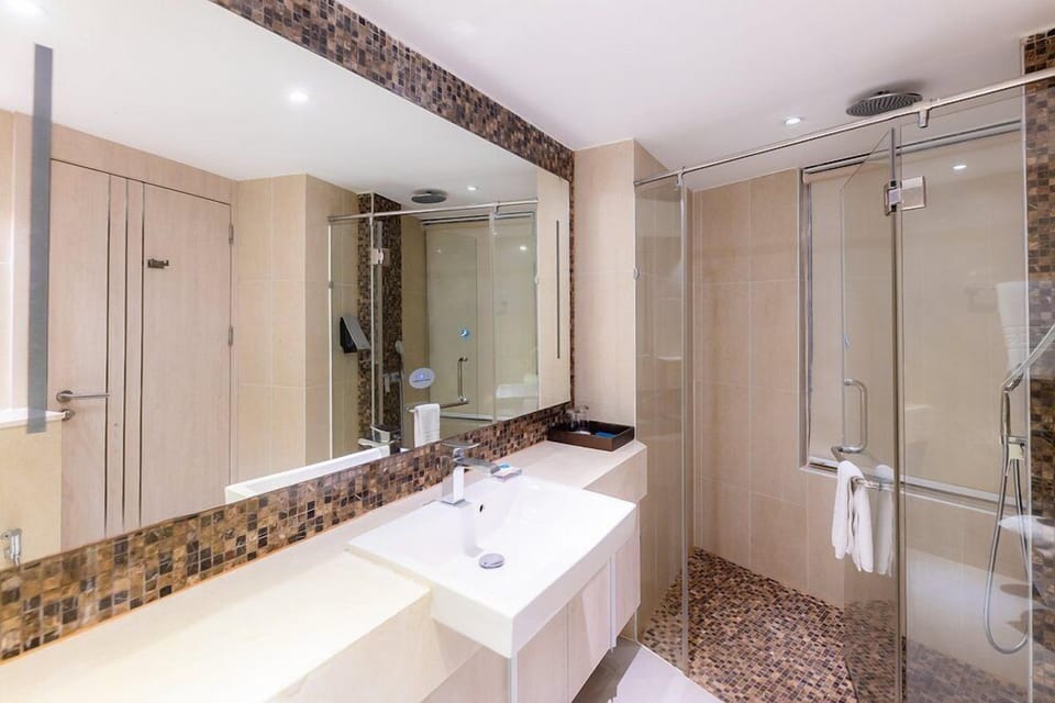 Premier Room (King or Twin) | Bathroom | Shower, rainfall showerhead, free toiletries, hair dryer