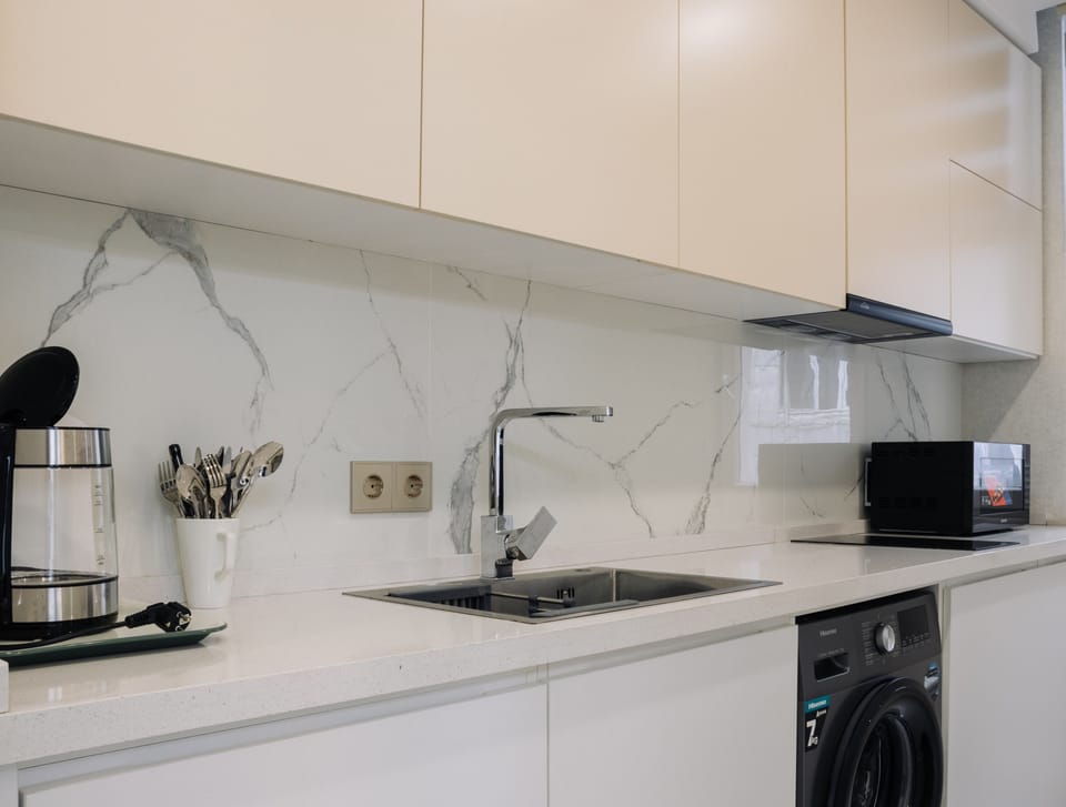 Deluxe Apartment | Private kitchen | Mini-fridge, microwave, oven, stovetop