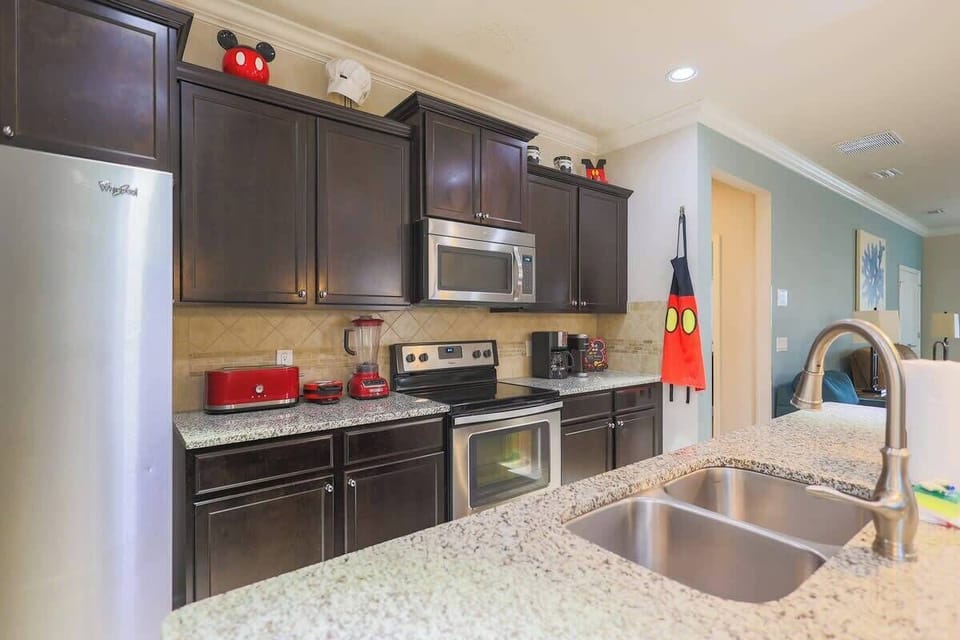 Fully stocked kitchen!