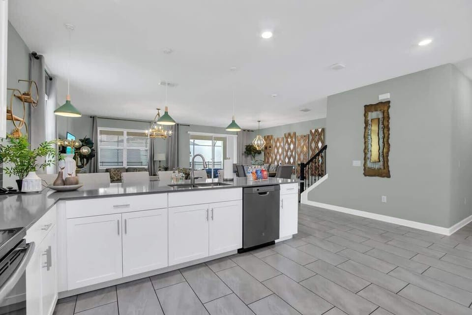 Wonderful kitchen to entertain your entire family!