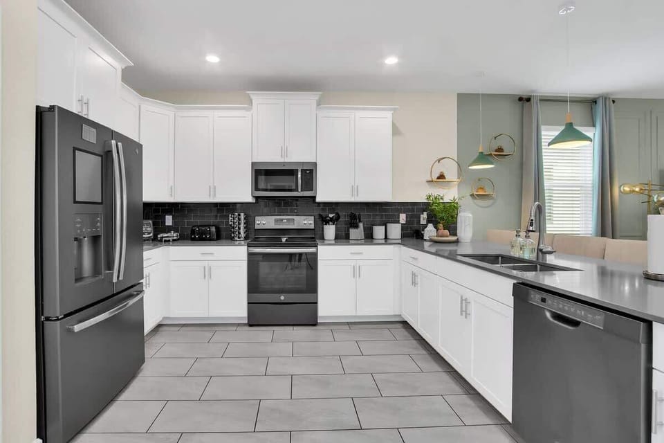 Wonderful kitchen to entertain your entire family!