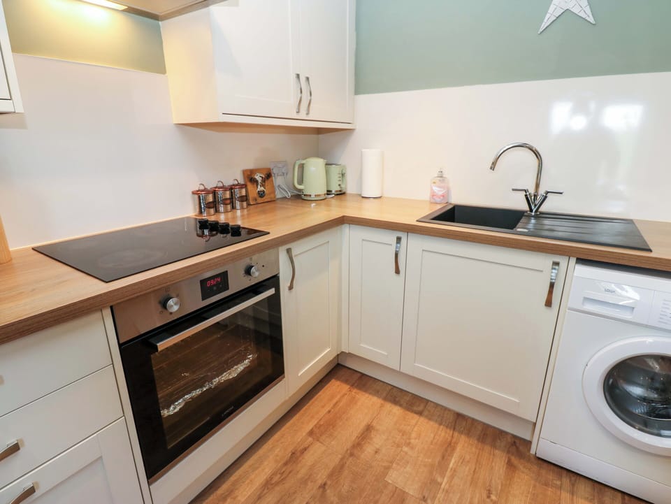 Cottage | Private kitchen | Fridge, electric kettle, toaster, cookware/dishes/utensils
