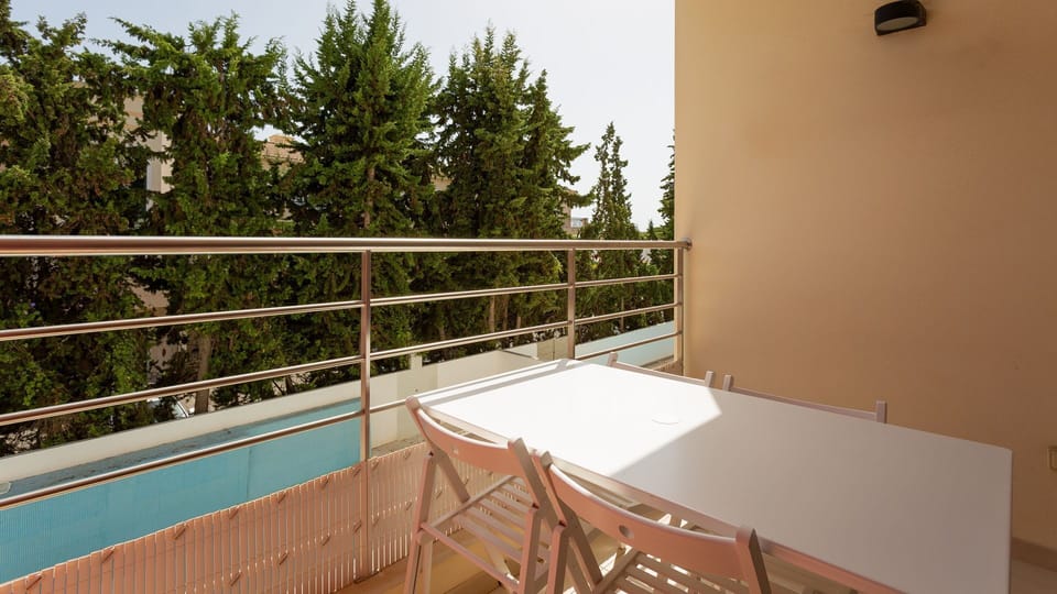 Nice ando cozy dining area on the balcony, with pool view
#balcony #pool #relax #algarve #portugal