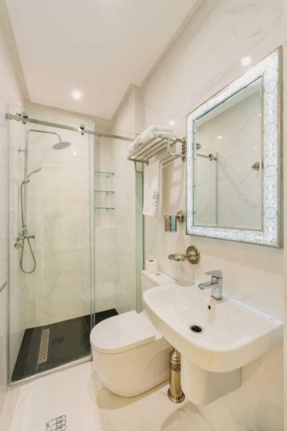 Standard Double Room | Bathroom | Shower, rainfall showerhead, hair dryer, bathrobes