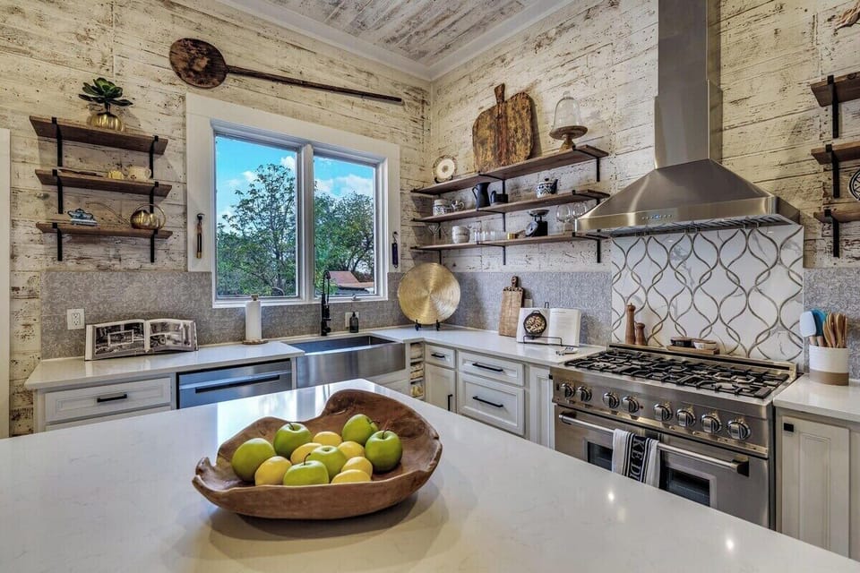 14' Ceilings with Gas stove/Dishwasher/Microwave/ coffee pot or single.  All the cooking supplies needed for a Gourmet Meal.  If you like to cook this is your Dream Kitchen.