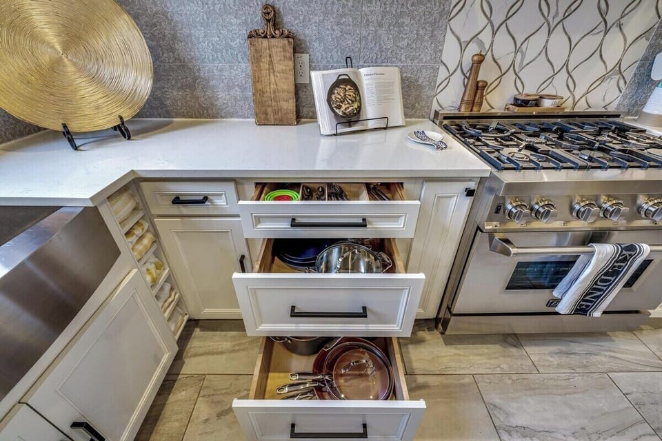 Kitchen fully stocked with all your kitchen appliance needs. 