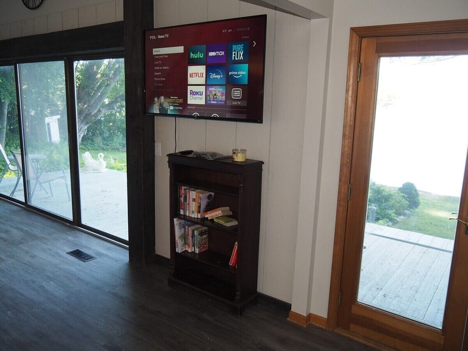 LIVING ROOM:  The cottage has a cozy living room with a great view of Bass Lake.  Includes live-streaming television with Hulu, HBO Max, PureFlix, Netflix, and Disney+.  (Guests are not permitted to use the wood fireplace.)