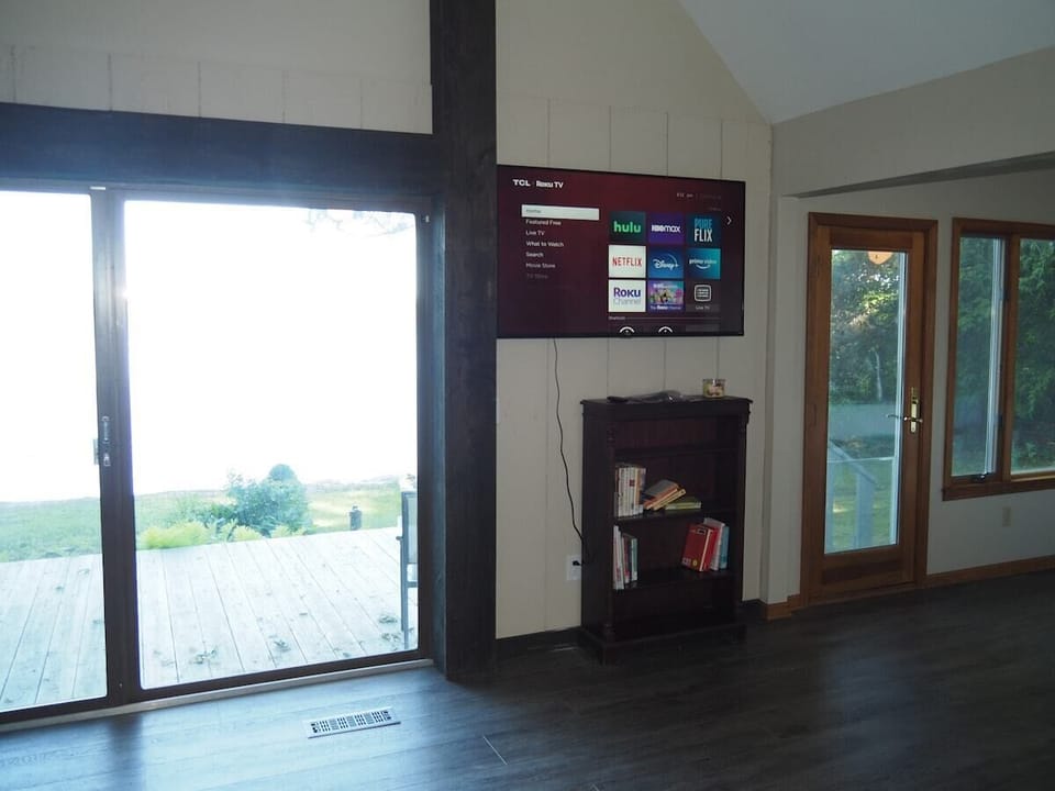 LIVING ROOM:  The cottage has a cozy living room with a great view of Bass Lake.  Includes live-streaming television with Hulu, HBO Max, PureFlix, Netflix, and Disney+.  (Guests are not permitted to use the wood fireplace.)