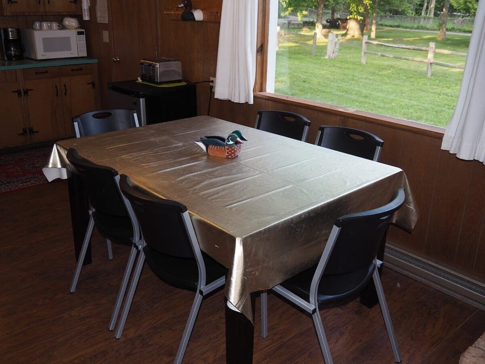DINING AREA:  The cottage has a convenient dining table with seating for up to 6 adults.