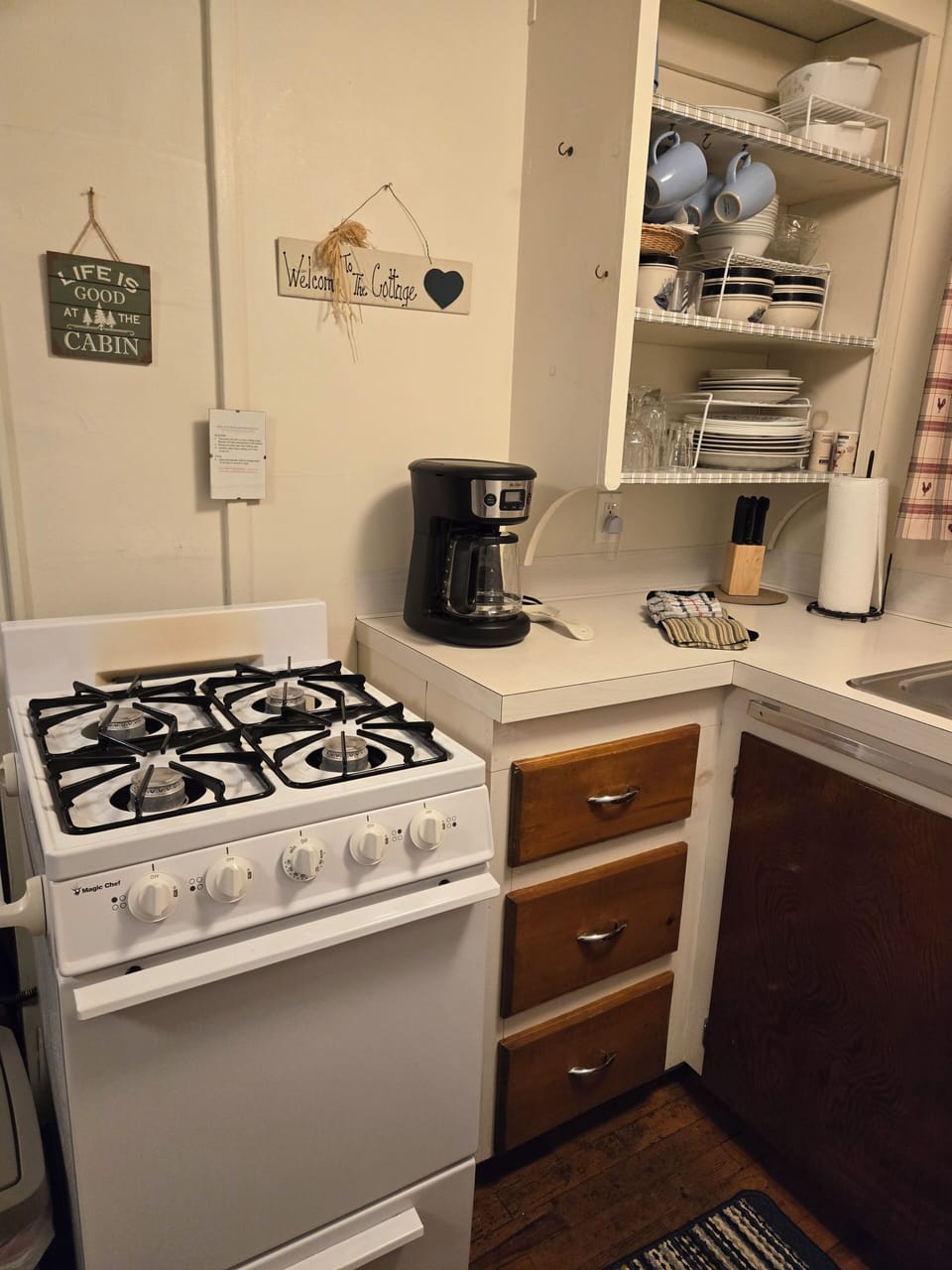 KITCHEN:  The cabin has a modern and very functional kitchen with a refrigerator, gas range, sink, countertop, coffee maker, and a good collection of cooking and dining utensils.