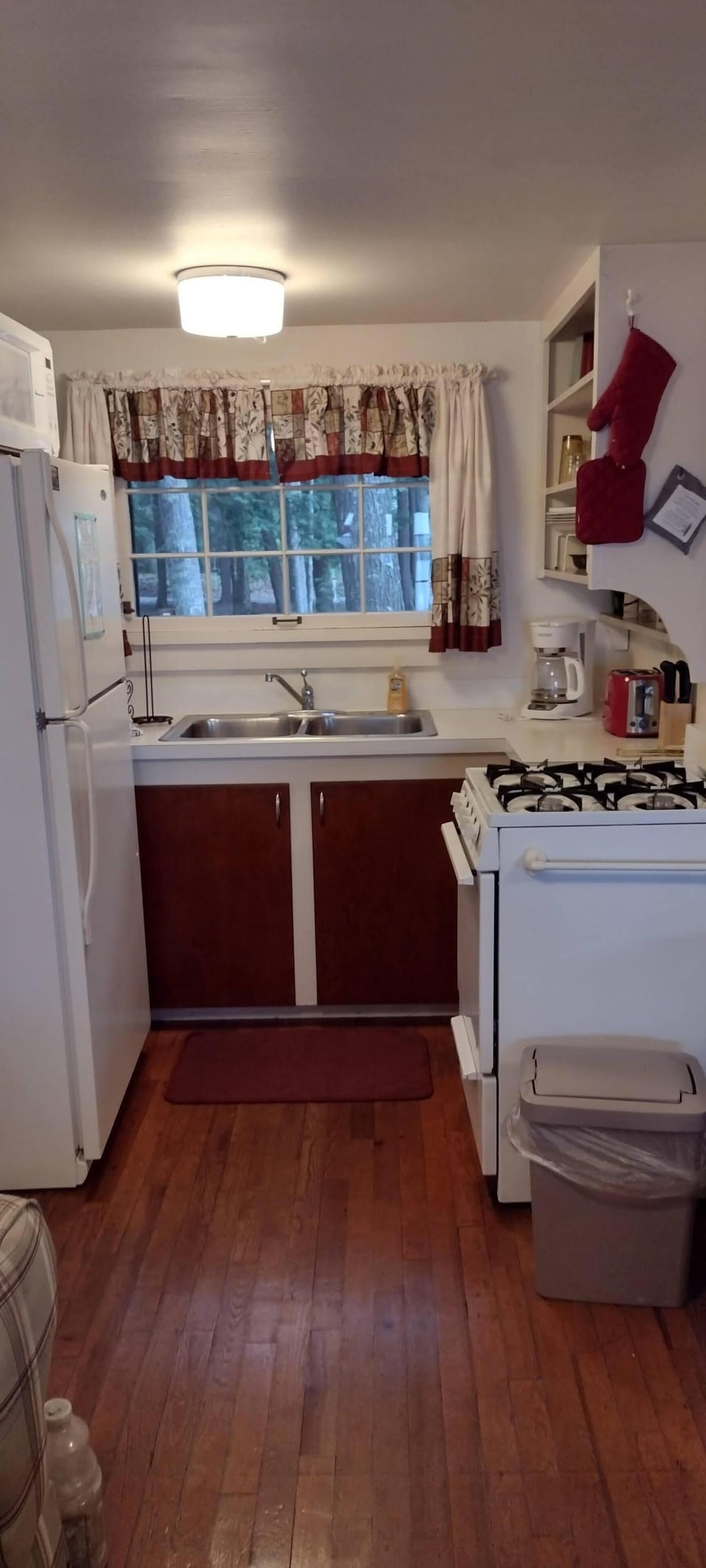 KITCHEN:  The cabin has a modern and fully-functional kitchen with a refrigerator, sink, gas range, and a good collection of cooking and dining utensils.
