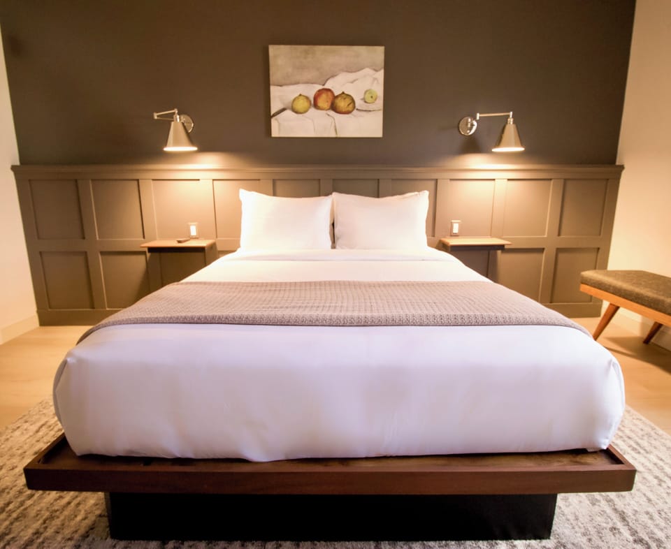Room, 1 Queen Bed | Premium bedding, desk, laptop workspace, blackout drapes