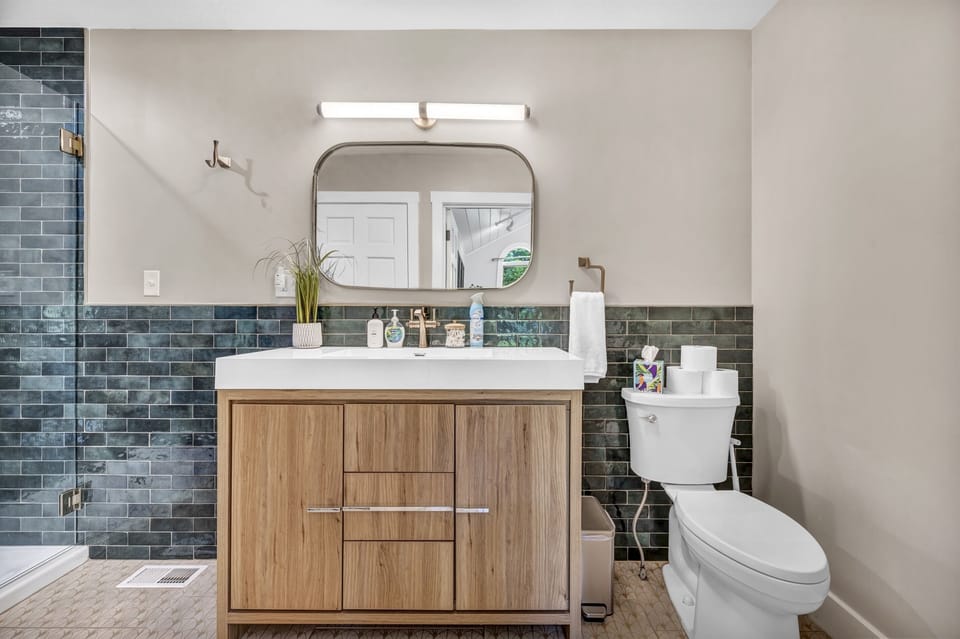 The clean, minimalist design makes this bathroom feel so refreshing.