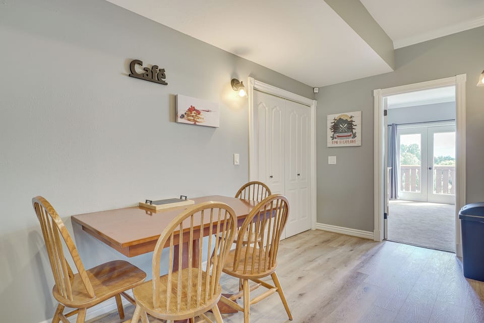 Dining Area | Dishware/Flatware