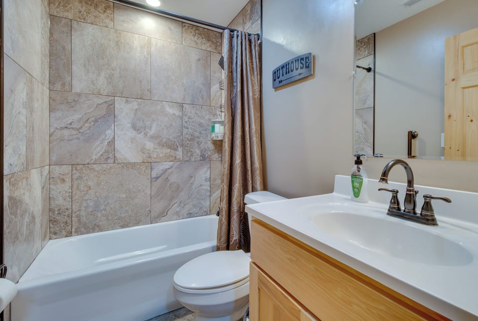 Full Bathroom | Complimentary Toiletries