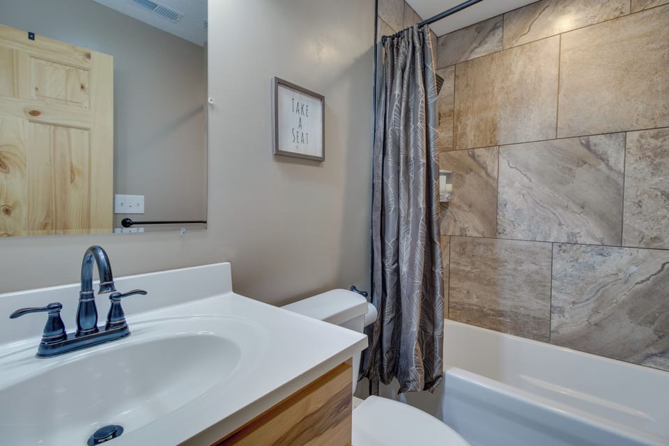 Full Bathroom | Complimentary Toiletries