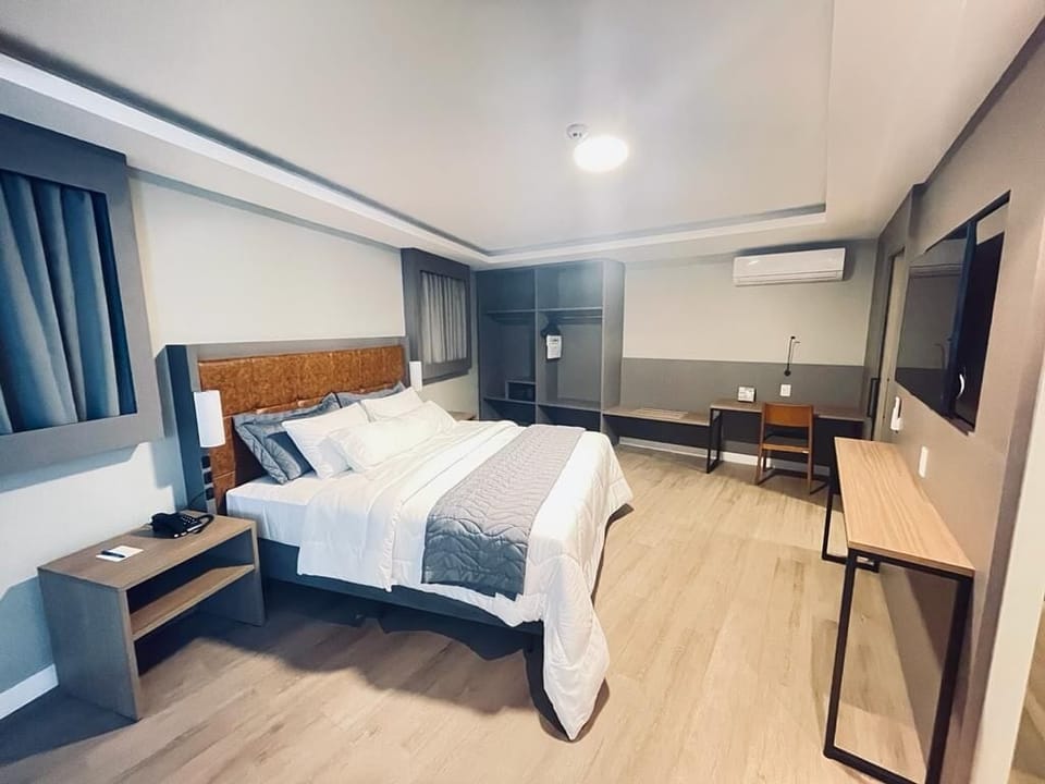Presidential Suite | Minibar, in-room safe, desk, soundproofing