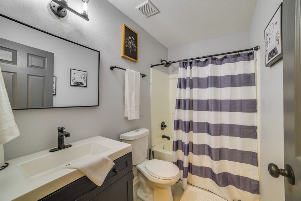 Full Bathroom | Complimentary Toiletries