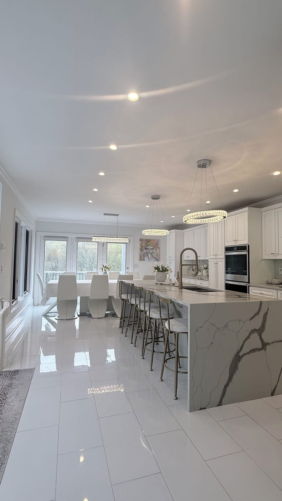 Modern gourmet kitchen, two dishwasher, smart Tv & fridge, double oven & island