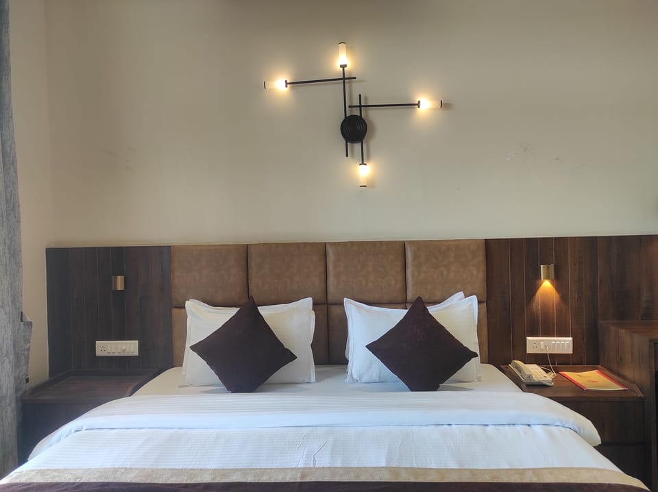 1 bedroom, desk, bed sheets