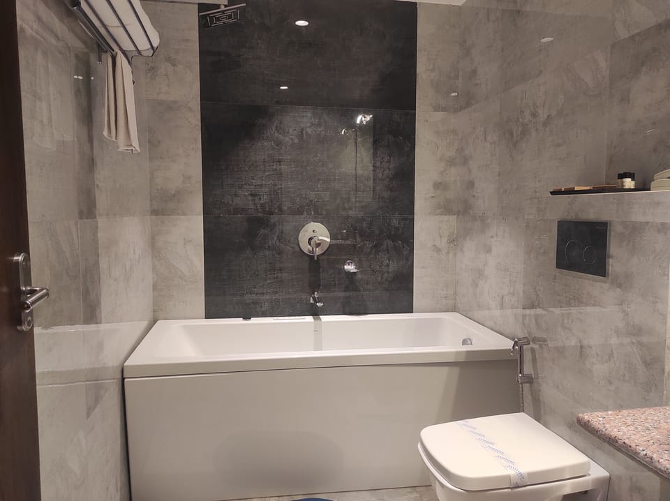 Suite | Bathroom | Shower, rainfall showerhead, free toiletries, towels