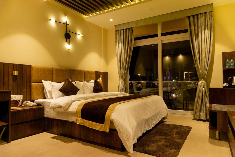 Deluxe Room | 1 bedroom, desk, bed sheets
