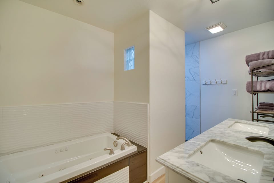 En-Suite Bathroom | Complimentary Toiletries | Jetted Tub | Main Level