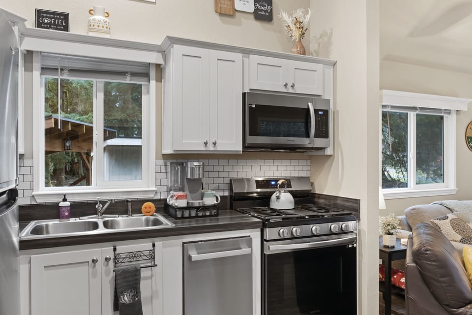 full kitchen ready and waiting.