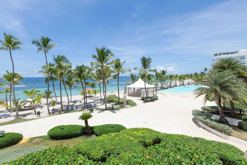 Scenic Paradise: Step out to stunning sea views and a pristine beach just steps away!