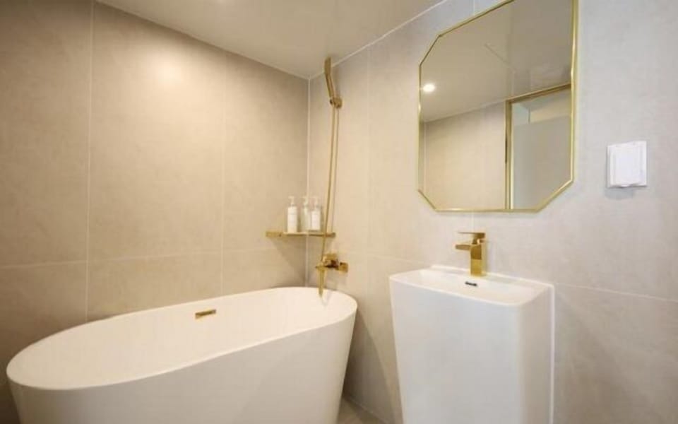 Deluxe Double Room | Bathroom | Separate tub and shower, free toiletries, hair dryer, bathrobes